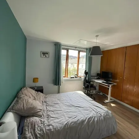 Charming 3 Bedroom In With A Garden 펜션 *