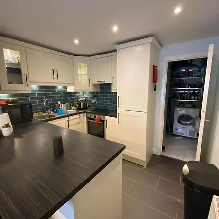 Charming 3 Bedroom In With A Garden